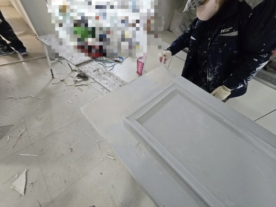 2026년 3월16일~3월24일 보라민속쌍용 벽체곰팡이약품처리,중문 및 파티션, 신발장,부분필름,전실 걸래받이,부엌베란다 도색및 기타도색,전실실크 및 장판 시공 166 naver 089672f4bdb6