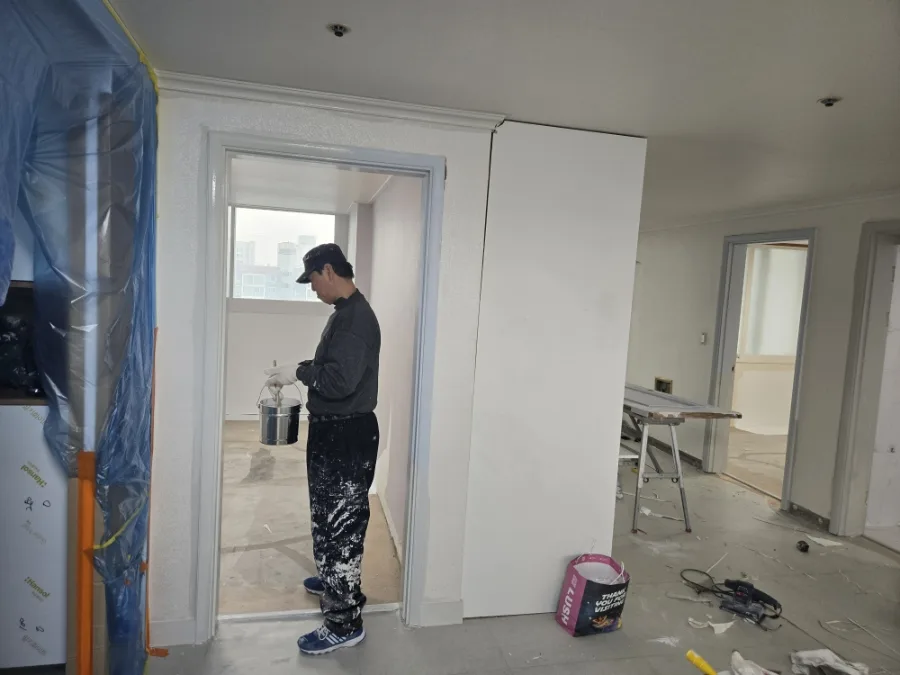 2026년 3월16일~3월24일 보라민속쌍용 벽체곰팡이약품처리,중문 및 파티션, 신발장,부분필름,전실 걸래받이,부엌베란다 도색및 기타도색,전실실크 및 장판 시공 160 naver 160f92bc6b5b