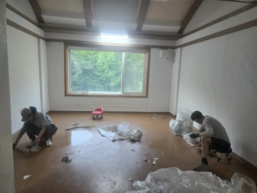 2026년5월11~19일 죽전 주상복합건물 단열목공,필름(몰딩,걸래받이,곡선아치형),조명등,거실 벽도배,2층부분도배,방2개장판,옥상방수 및 불법건축물철거, 환풍구설치 및 환풍팬설치 127 naver 1af5812fff45
