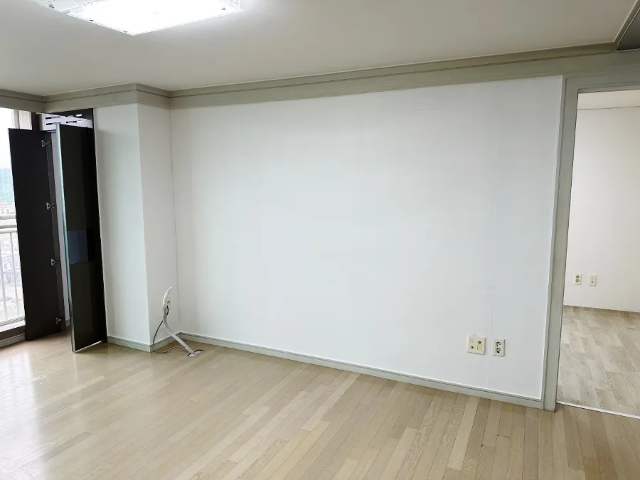 화성 2025년 9월 23일 벽 전체도배 및 곰팡이 약품처리, 거실장판, 등교체 시공완료 15 naver 26c539eb807a