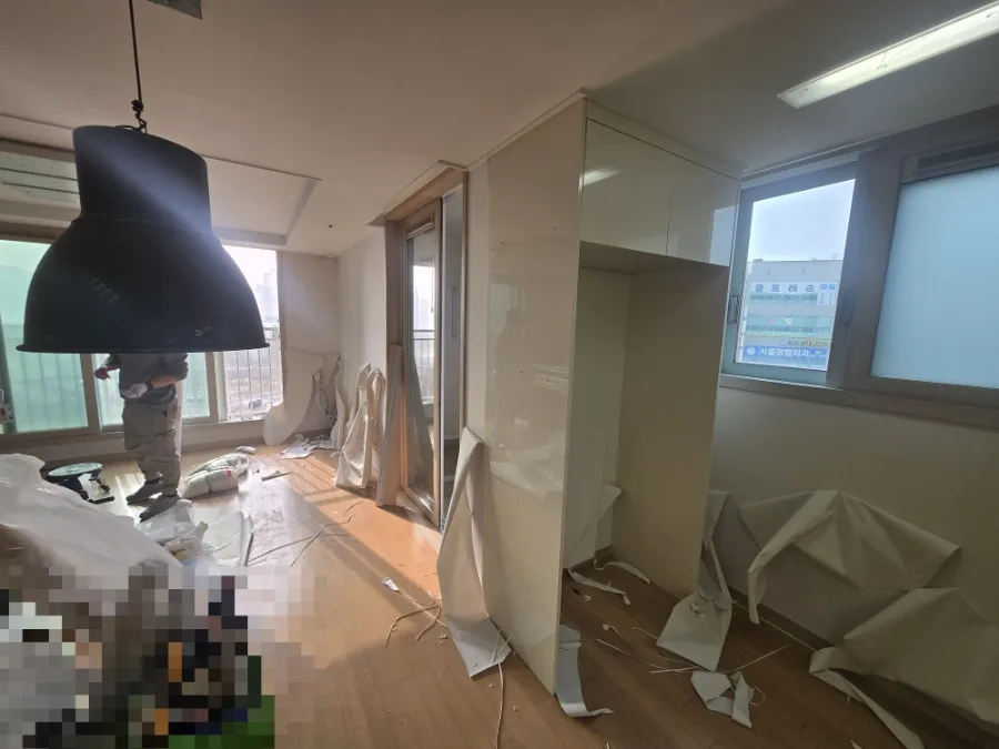 2026년3월27,28일 호매실 벽도배, 문 및 문틀1조 필름, 한면도색, 거실장판, 주방등교체 시공 20 naver 37b715cb461d