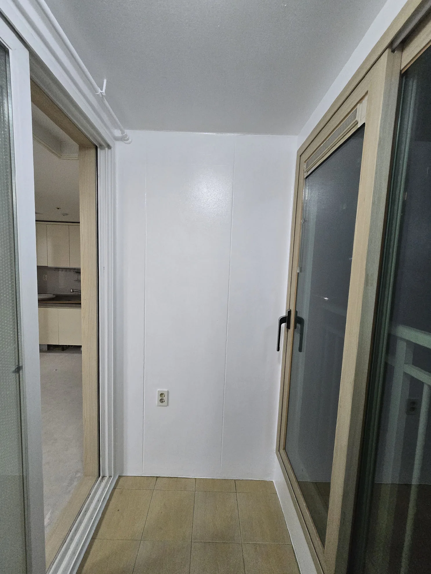 수원 2025년 9월28일 전실 전체 도배 및 천장,벽 크랙퍼티작업,마루전체 철거 및 장판,베란다 도색, 방충망교체 시공완료 81 naver 3922160c079a