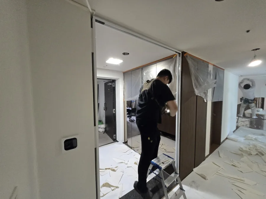 2026년5월26일 송파 헬리오시티 중문2개, 화장실리콘작업2곳 및 경첩보강,거실천장도배시공 7 naver 3ebfa3505b35