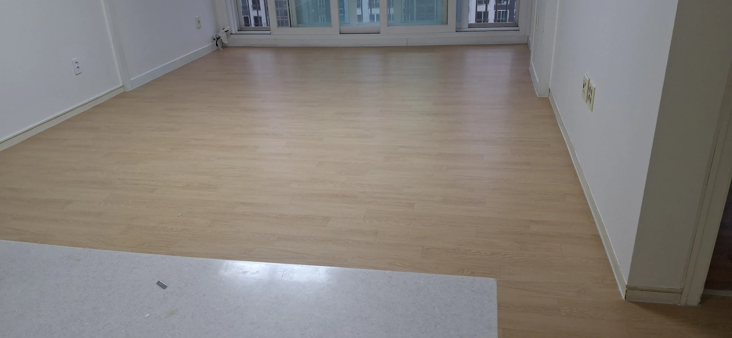 화성 2025년 9월 21일 벽 전체도배, 거실장판, 베란다3군데 도색, 필름시공, 선반장 철거완료 30 naver 3fc3f17970d6