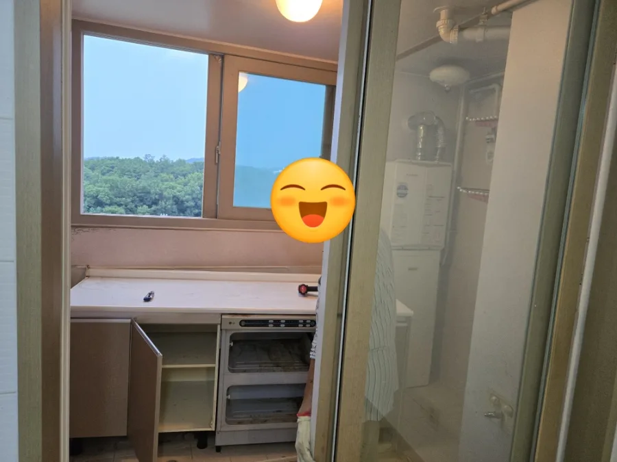 2025년8월18일 안산 부엌베란다 2회도색,수납장및 빌트인냉장고철거,거실한면도배,거실장판,콘센트및 스피커교체 시공완료 9 naver 4bb6642b634a