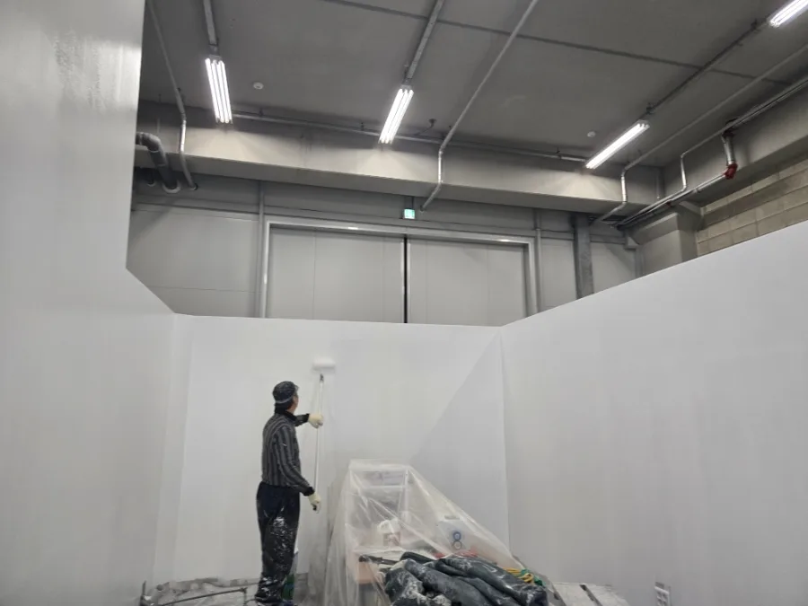 2026년3월6일~22,30일 안산별망로 지식산업센터 전기,가벽, 문4개ABS,도색,방음보드,유리창필름,중문철거,방3개 벽도배 및1층천장도배,데코타일,싱크대 2개 및 배관,장판시공 126 naver 58dd0c0bb947