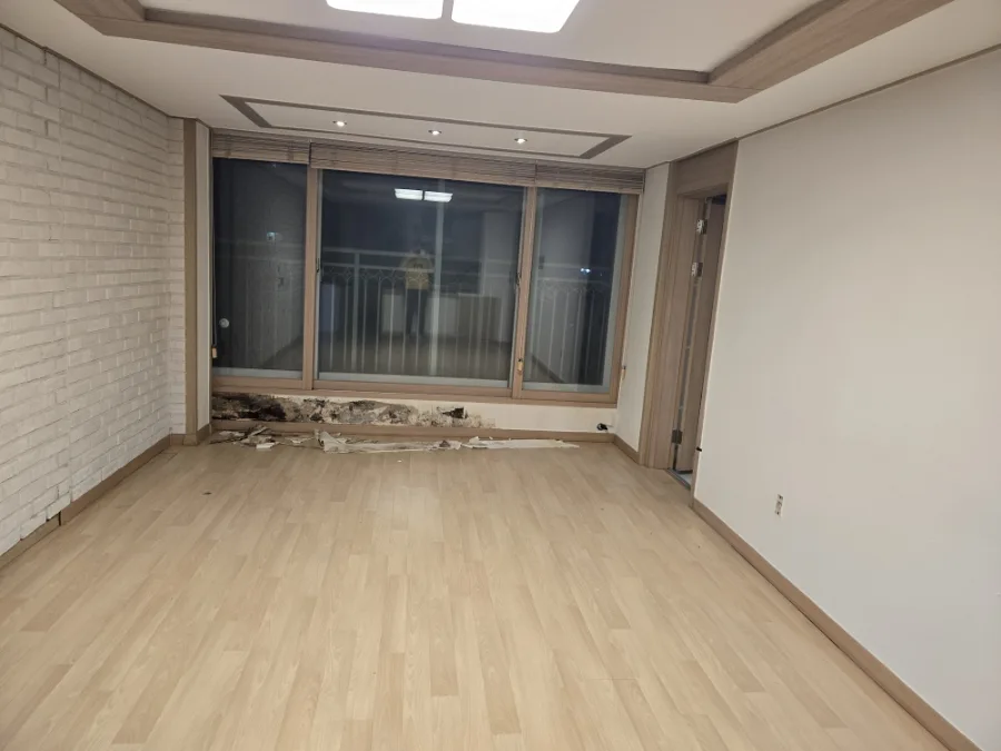 2025년4월27일 벽전체 및 천정 우물청 도배, 장판시공 3 naver 694f70aea20d