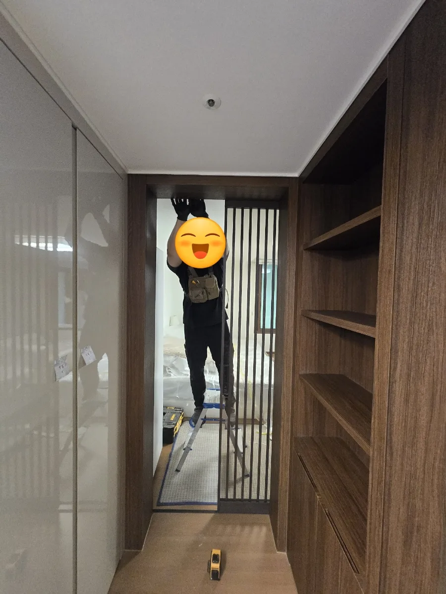 2026년5월26일 송파 헬리오시티 중문2개, 화장실리콘작업2곳 및 경첩보강,거실천장도배시공 8 naver 858bacecdf21