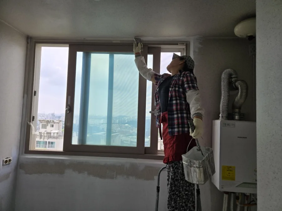 2025년8월18일 안산 부엌베란다 2회도색,수납장및 빌트인냉장고철거,거실한면도배,거실장판,콘센트및 스피커교체 시공완료 15 naver 8a2a35b8cde5