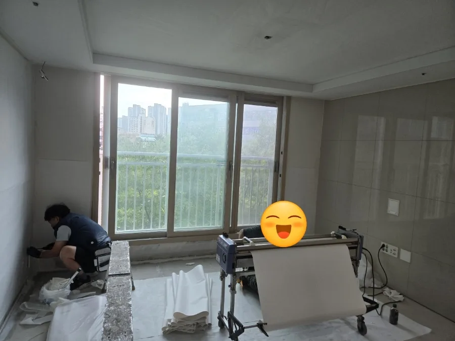 수원 2025년 9월28일 전실 전체 도배 및 천장,벽 크랙퍼티작업,마루전체 철거 및 장판,베란다 도색, 방충망교체 시공완료 46 naver 95246599e569