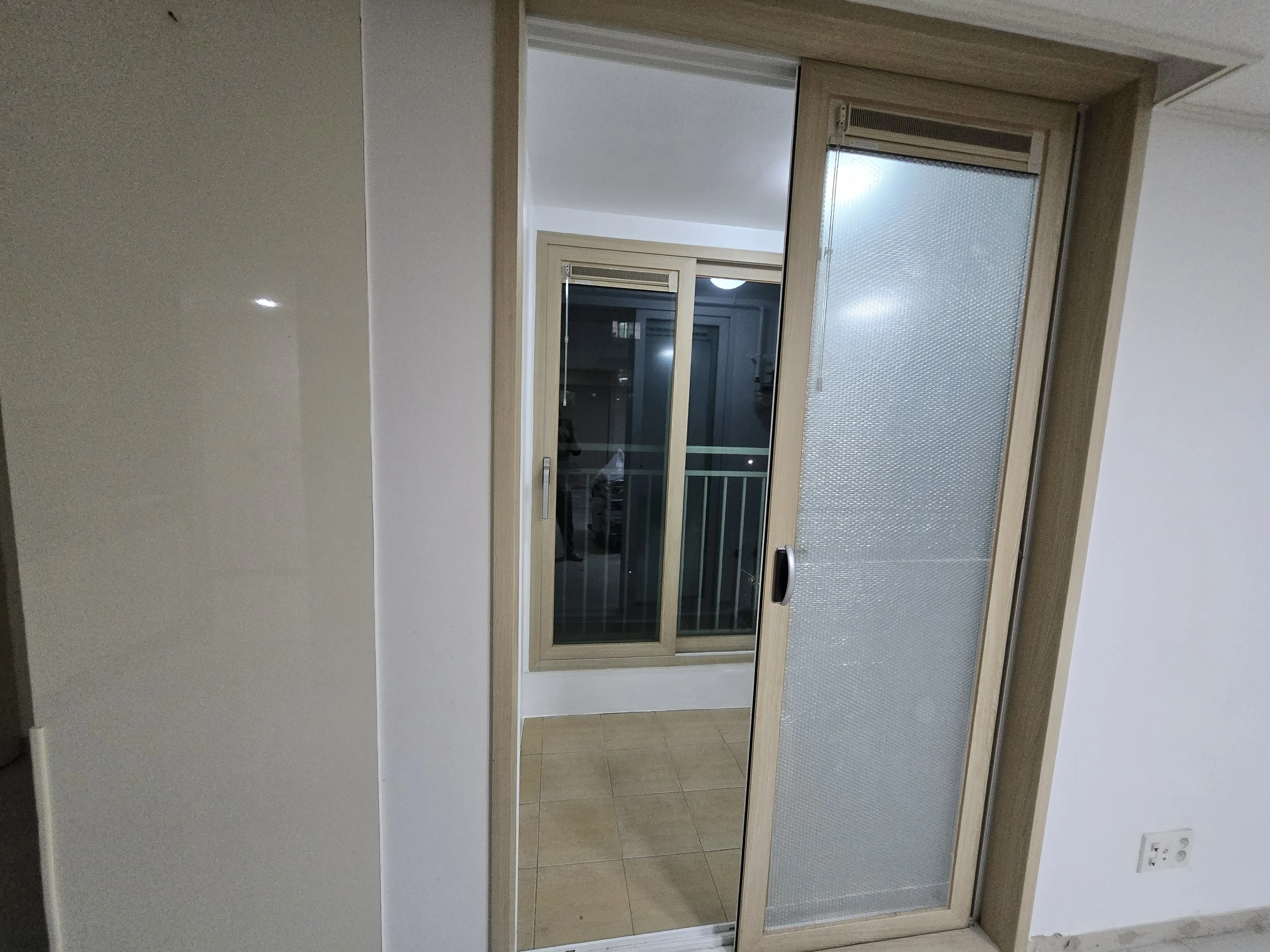 수원 2025년 9월28일 전실 전체 도배 및 천장,벽 크랙퍼티작업,마루전체 철거 및 장판,베란다 도색, 방충망교체 시공완료 77 naver 993b7555c8be