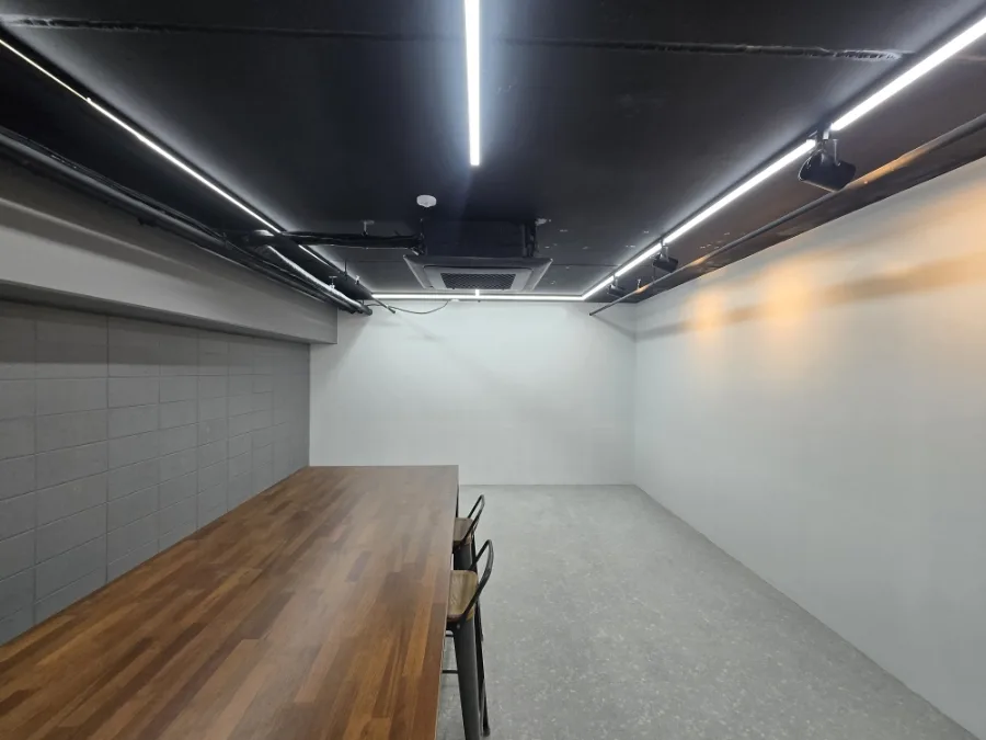 2026년3월6일~22,30일 안산별망로 지식산업센터 전기,가벽, 문4개ABS,도색,방음보드,유리창필름,중문철거,방3개 벽도배 및1층천장도배,데코타일,싱크대 2개 및 배관,장판시공 234 naver 99ccc0c693af