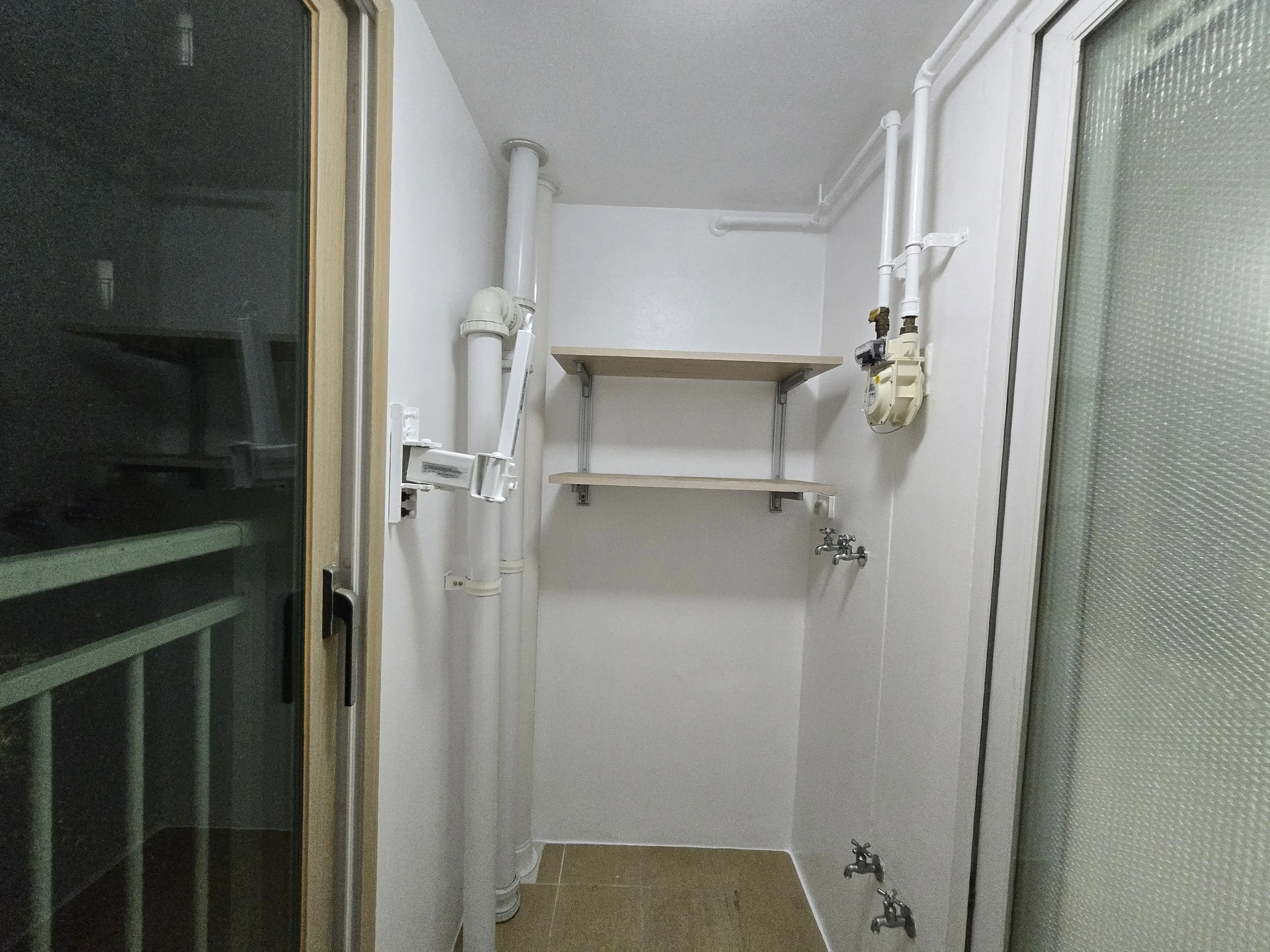 수원 2025년 9월28일 전실 전체 도배 및 천장,벽 크랙퍼티작업,마루전체 철거 및 장판,베란다 도색, 방충망교체 시공완료 78 naver b37414efed42