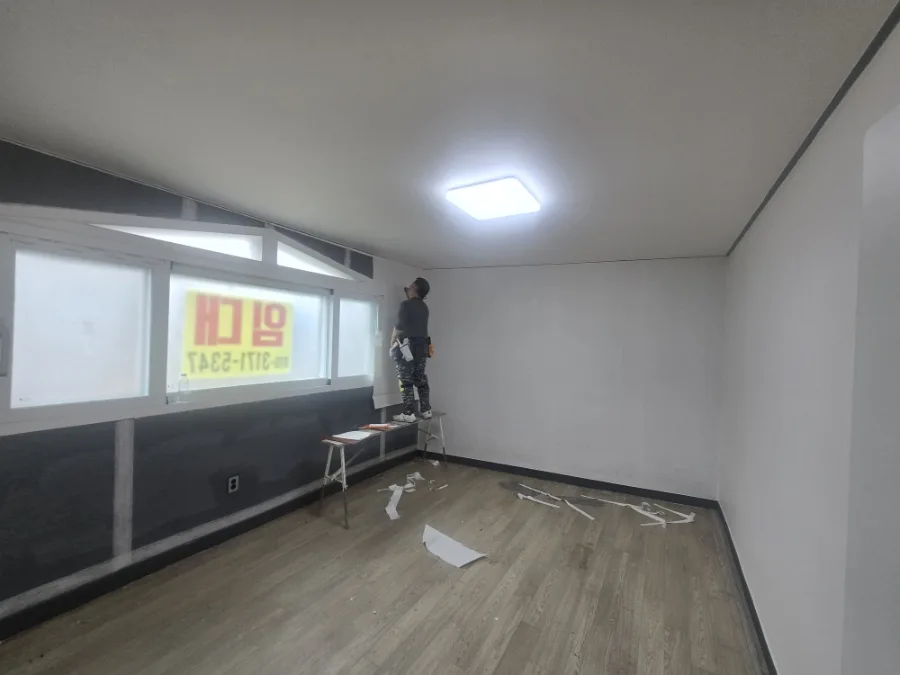 2026년3월24일~30일 유방 주상복합건물 실내계단 전체 도색 및 창고도색, 3층 단열이보드 및 외벽누수작업,전실장판,1층전실 실크도배,수전교체 시공 100 naver ba3cce1f8753