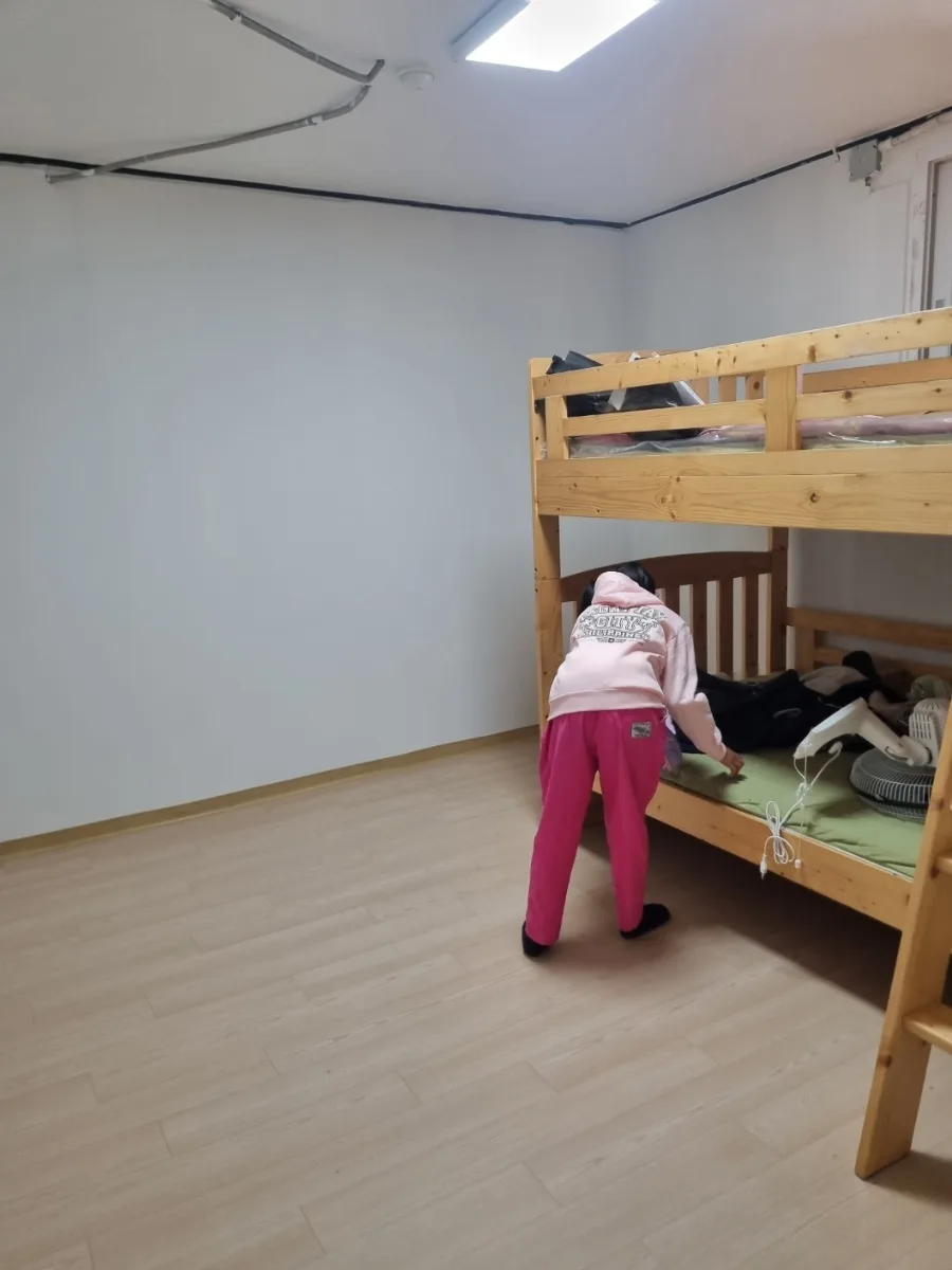 2025년5월5일~9일 곰팡이작업 및 이보드전체시공, 거실 도색,전체 실크도배,전체장판5t시공 159 naver be1ff496ae3c