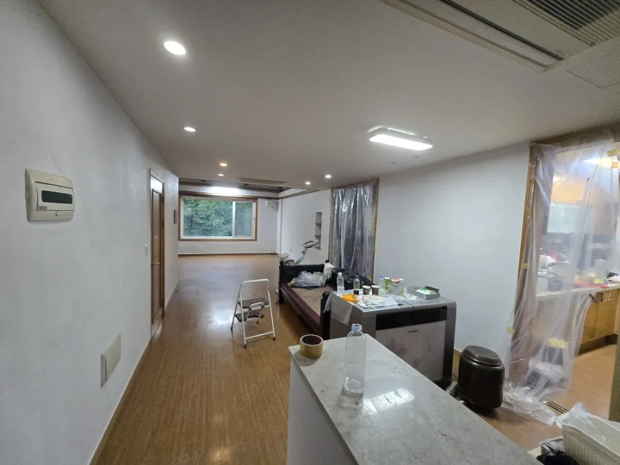 2026년5월11~19일 죽전 주상복합건물 단열목공,필름(몰딩,걸래받이,곡선아치형),조명등,거실 벽도배,2층부분도배,방2개장판,옥상방수 및 불법건축물철거, 환풍구설치 및 환풍팬설치 132 naver ca3d69e51b9b