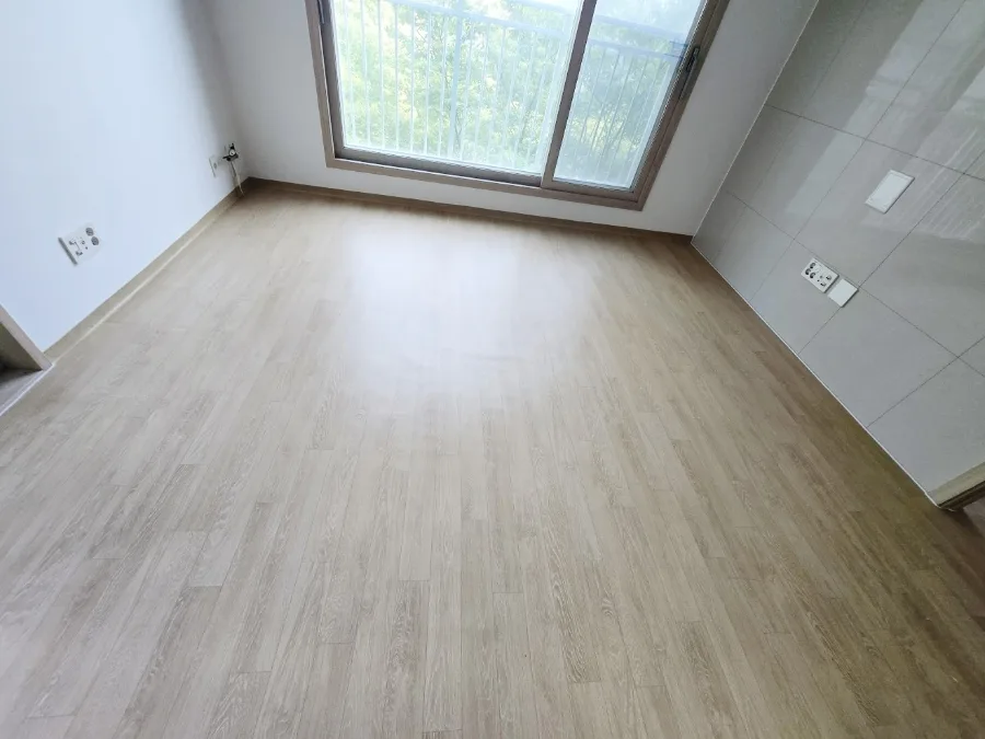 수원 2025년 9월28일 전실 전체 도배 및 천장,벽 크랙퍼티작업,마루전체 철거 및 장판,베란다 도색, 방충망교체 시공완료 64 naver e89205e0c5e8