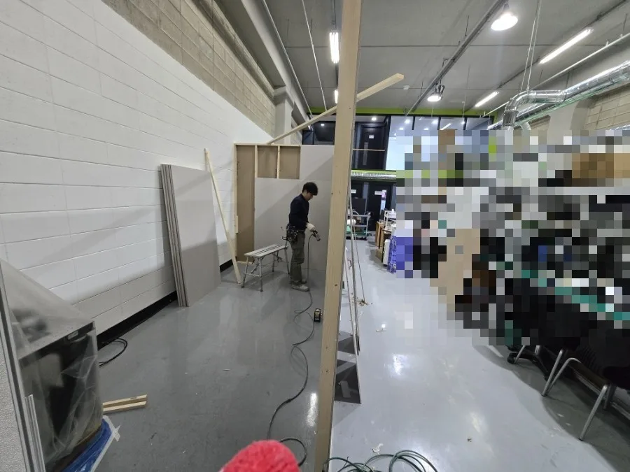 2026년3월6일~22,30일 안산별망로 지식산업센터 전기,가벽, 문4개ABS,도색,방음보드,유리창필름,중문철거,방3개 벽도배 및1층천장도배,데코타일,싱크대 2개 및 배관,장판시공 94 naver ff6557a4dd17